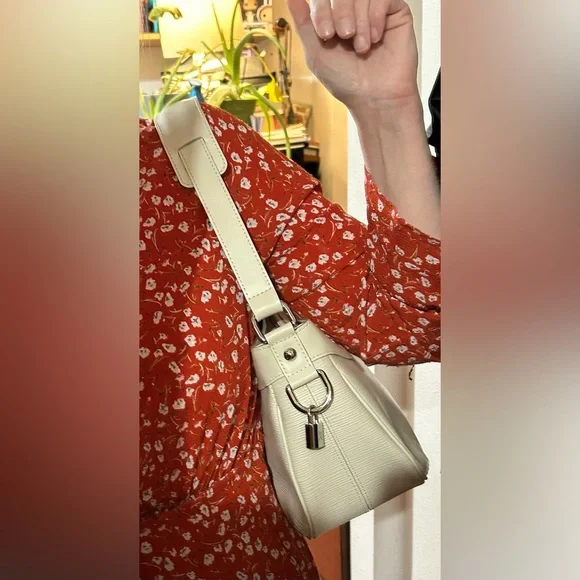 SOLD This is a gorgeous, authentic Louis Vuitton. Feel free to send offers. - Picture 15 of 16